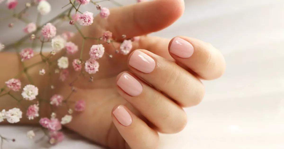 Um clássico que nunca sai de moda: unhas curtas com esmalte claro.