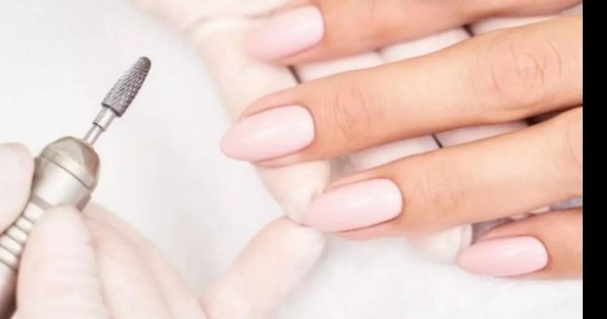 Transforme suas mãos em uma obra de arte! As unhas de fibra oferecem um acabamento perfeito e natural, prontas para encantar em qualquer ocasião. 