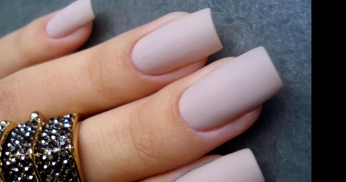 Simplicidade com um toque de elegância! Unhas de gel que combinam com qualquer ocasião.