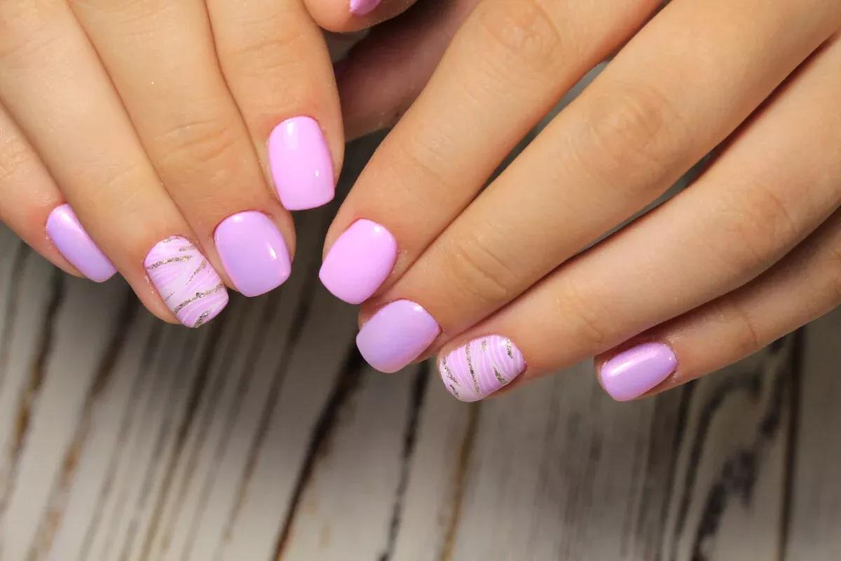 Beleza em Cada Centímetro: Explore a beleza das unhas curtas com designs que destacam sua personalidade. Perfeitas para quem valoriza a praticidade e a moda.