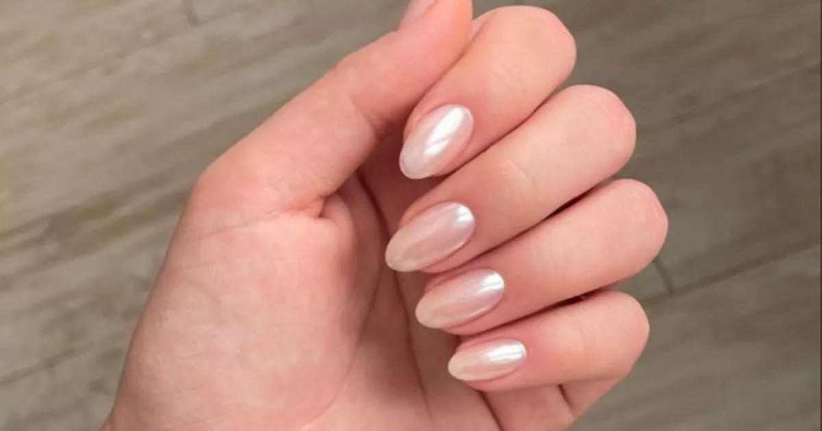 Quando menos é mais: apostando no charme das unhas delicadas para um look perfeito. 