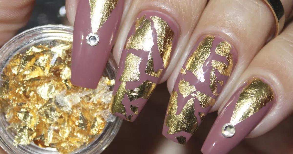 Essas unhas em gel com efeito metalizado dourado são a escolha perfeita para quem quer adicionar um toque de luxo e sofisticação ao visual.