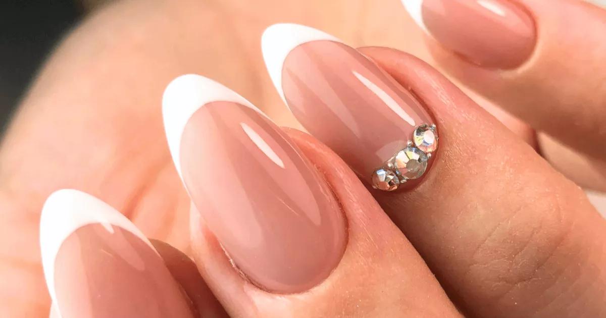 Menos é mais! Essas unhas em gel nude com francesinha são a definição perfeita de elegância discreta.