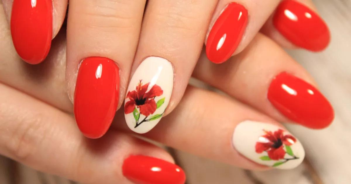 Unhas vermelhas, um toque de glamour que faz toda a diferença. Pronta para conquistar o mundo, uma unha de cada vez.