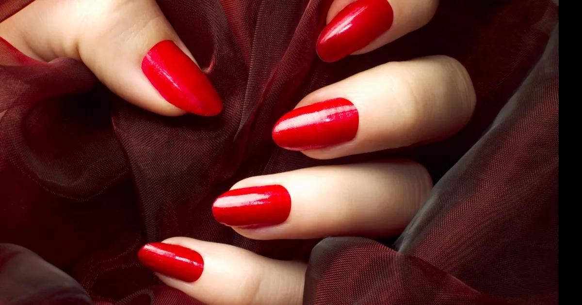 Vermelho é mais que uma cor, é uma atitude. Unhas vermelhas para dias em que você se sente invencível! 