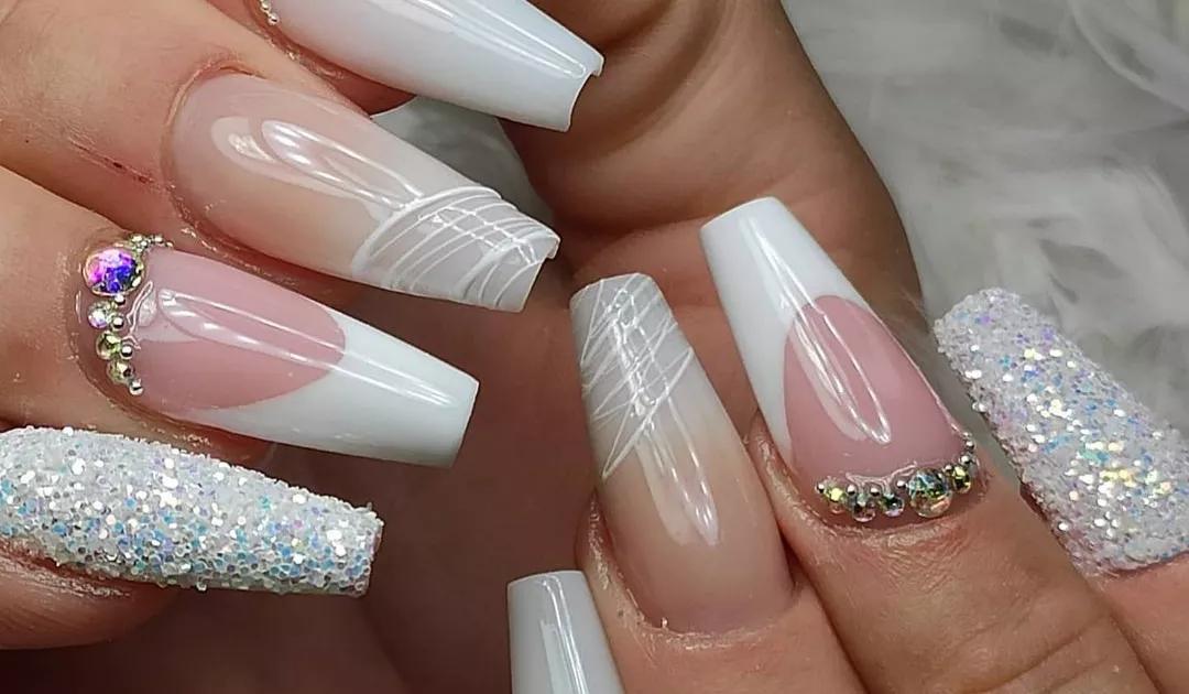 Elegância selada em camadas! Explore a beleza das unhas encapsuladas, onde cada camada conta uma história de cores e texturas. Ideal para quem busca um look único.