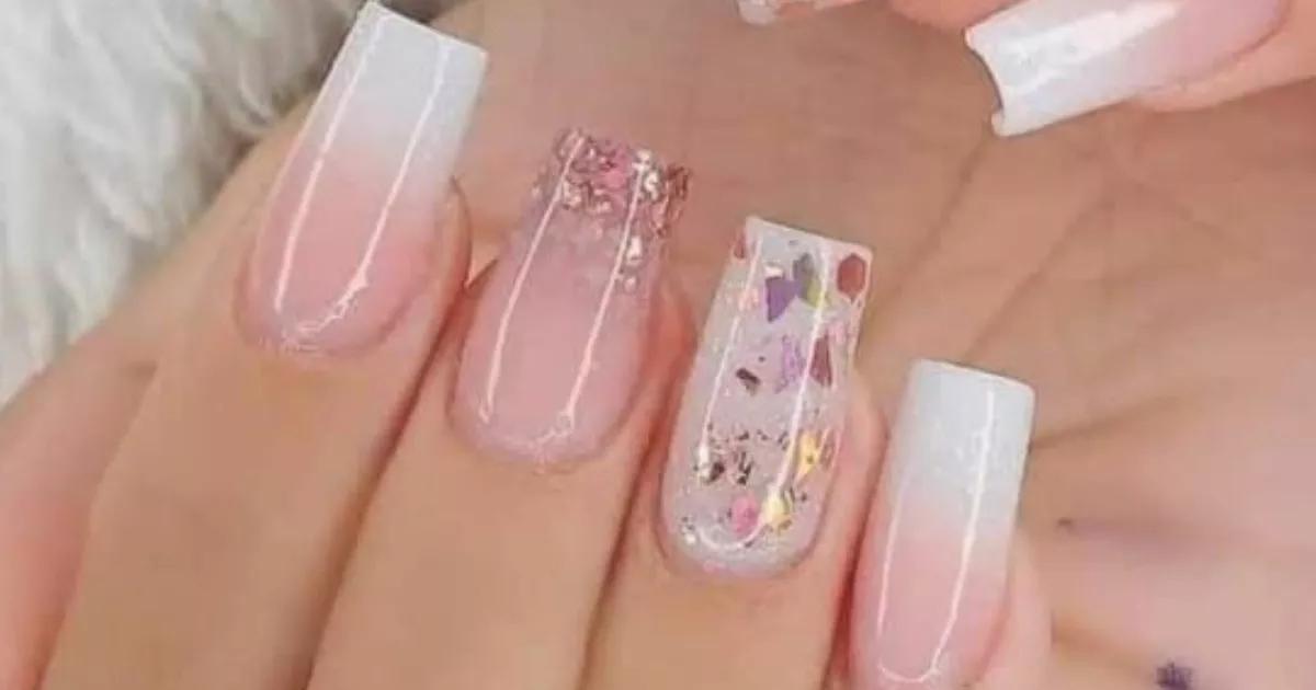 Arte encapsulada nas pontas dos dedos! Descubra a beleza sutil de unhas delicadamente encapsuladas.