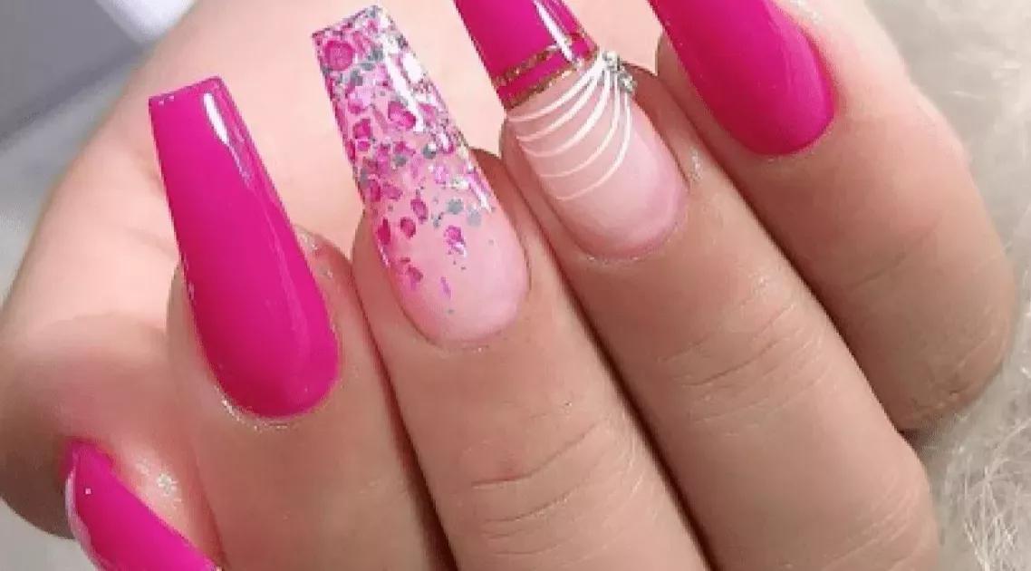 Elegância encapsulada! Deixe suas mãos falar com unhas que exalam delicadeza e estilo.