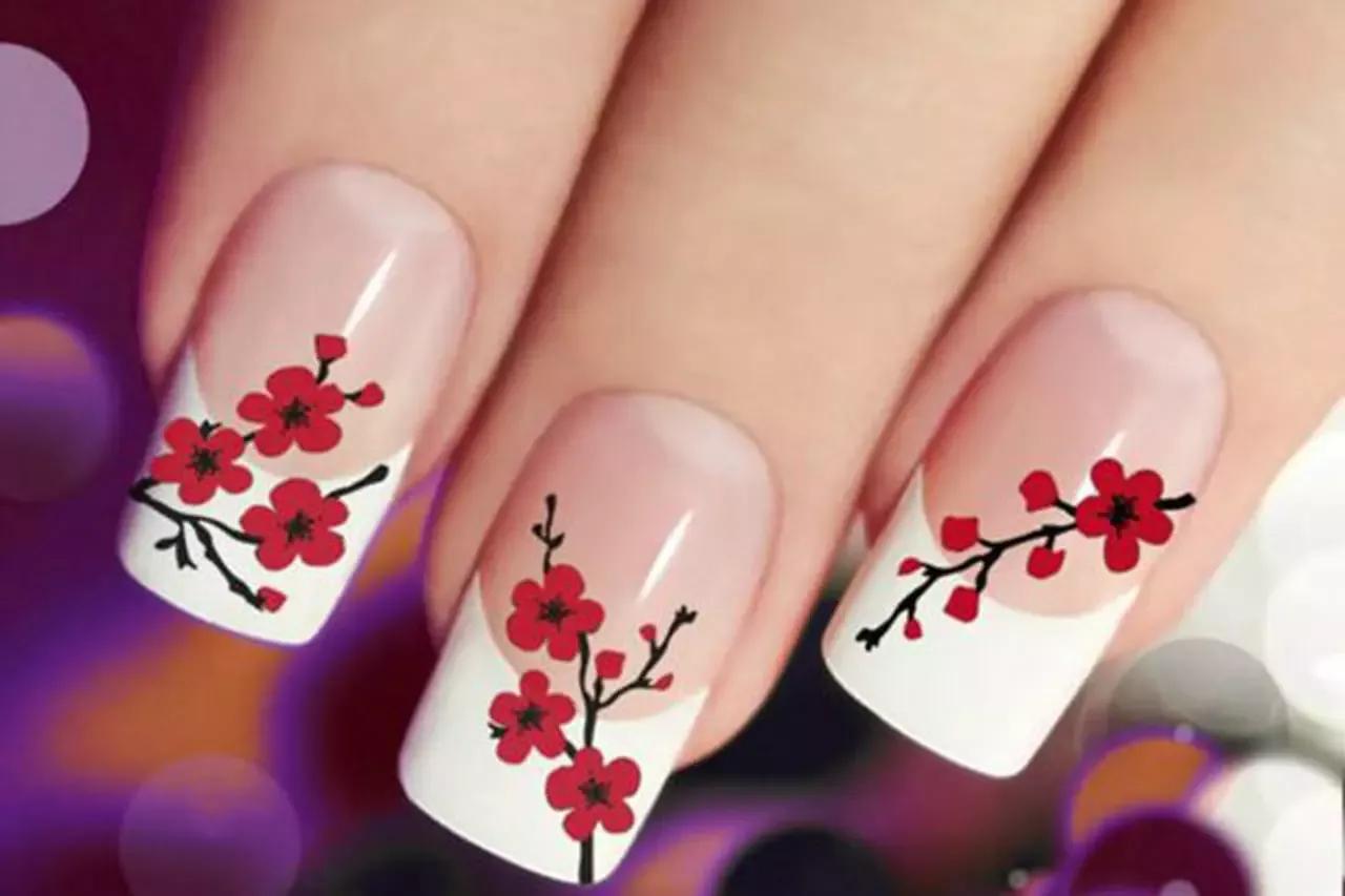 Delicadeza em cada detalhe! Unhas florais para trazer a beleza da natureza para suas mãos.