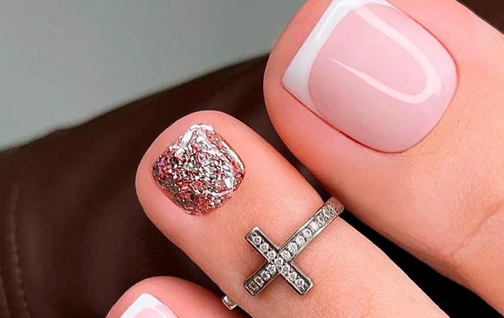  Para quem ama um toque de ousadia: "Unhas dos pés com glitter: porque o básico não me representa! 