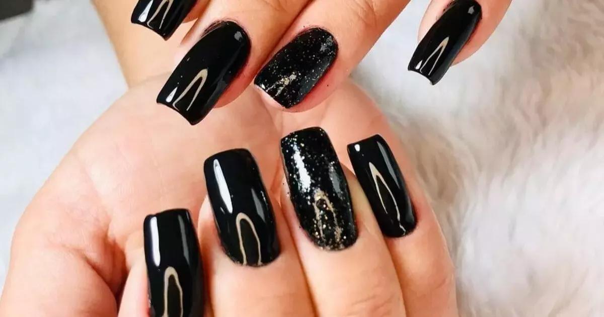 O clássico nunca sai de moda! Unhas pretas para um estilo que fala por si só.