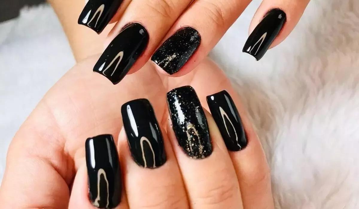 Elegância atemporal! Unhas pretas clássicas que combinam com tudo e nunca saem de moda.