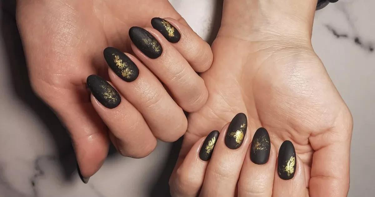 Contrastes que cativam! Unhas pretas com toques de dourado e/ou prateado para um look que brilha com sofisticação