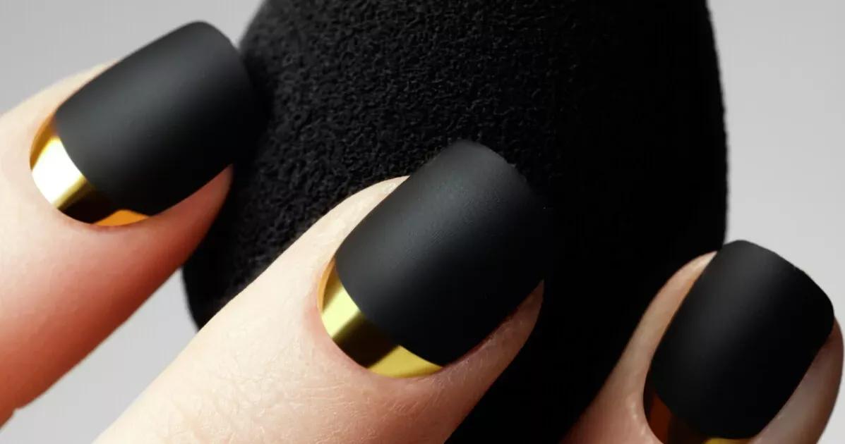 Matte e maravilhoso! Experimente o sofisticado toque das unhas pretas matte para um estilo que é puro luxo.