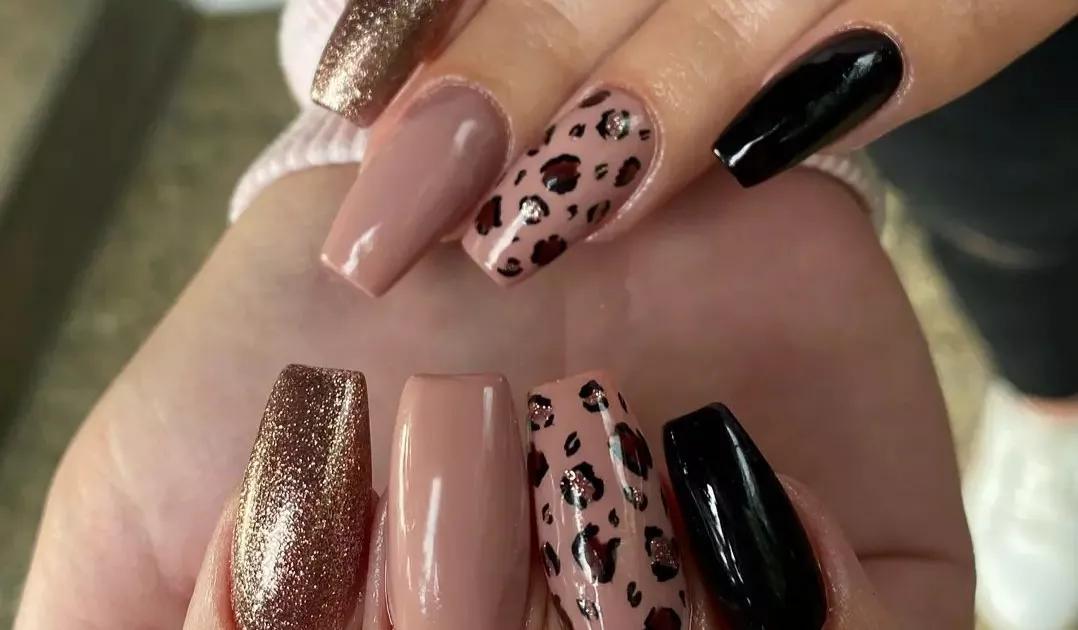 Estampas que falam! Unhas pretas com detalhes que transformam qualquer look em uma declaração de moda. 