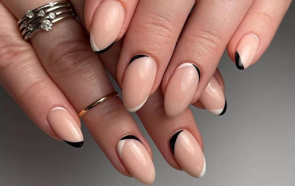 Reviravolta no clássico! Unhas pretas com francesinha invertida para um look sofisticado e contemporâneo.