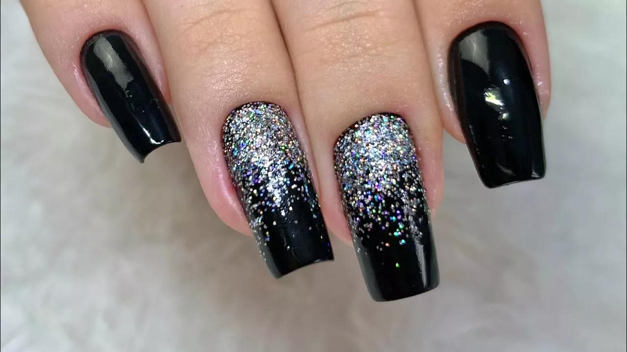 Brilho no escuro! Unhas pretas com glitter para adicionar um toque de mistério e glamour.