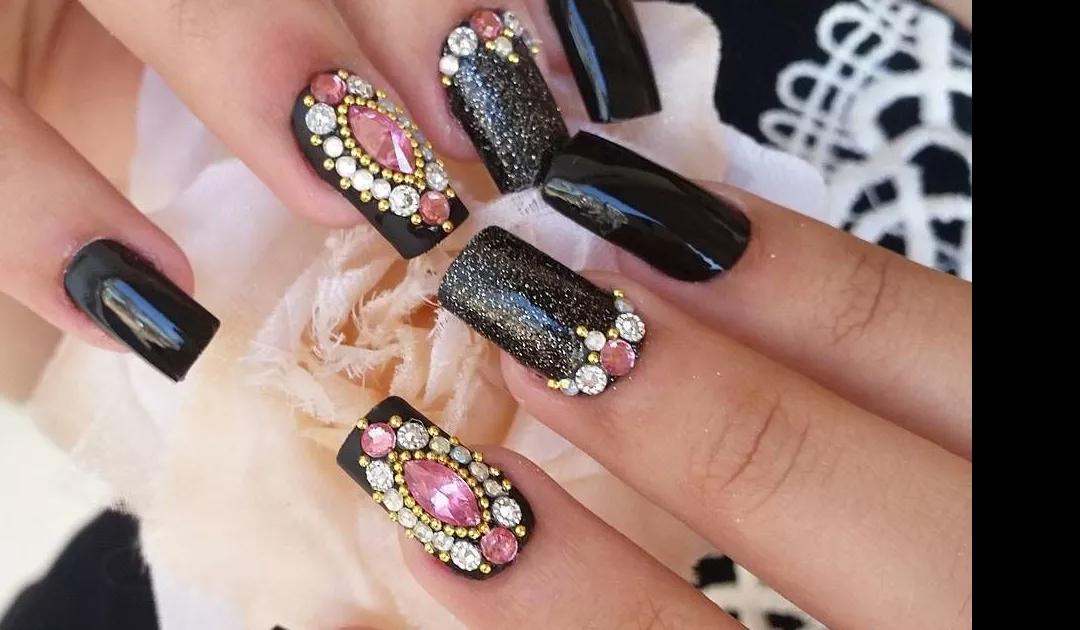 Luxo nas pontas dos dedos! Unhas pretas enriquecidas com pedrarias, perfeitas para ocasiões especiais. 