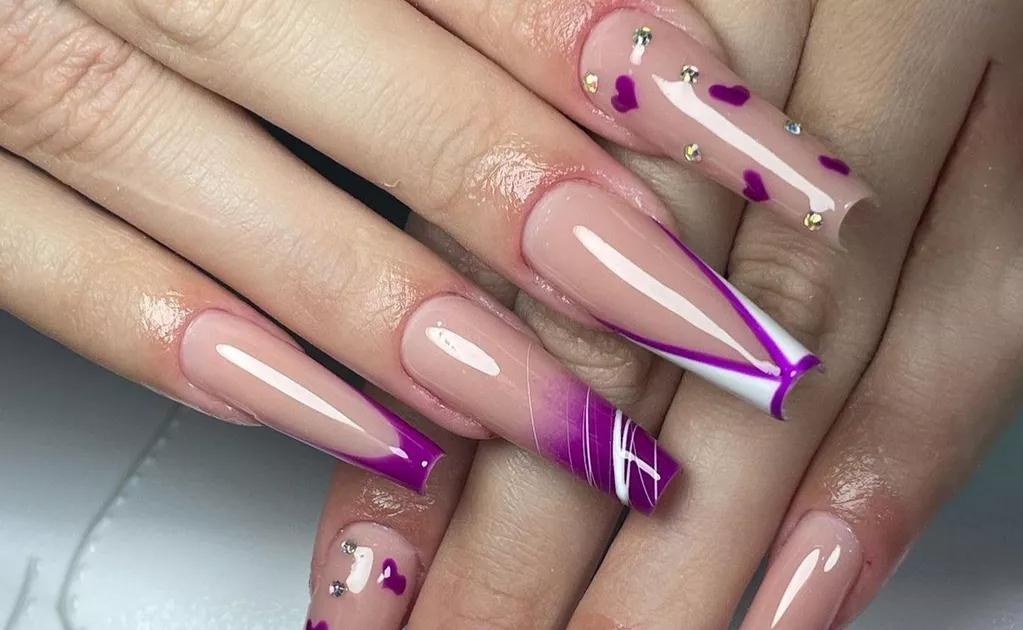 Com essas unhas postiças, é fácil ter unhas de salão todos os dias, em qualquer lugar.