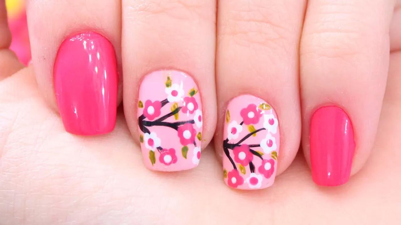 Elegância em cada pétala! Unhas rosas com detalhes florais para um toque delicado e feminino.