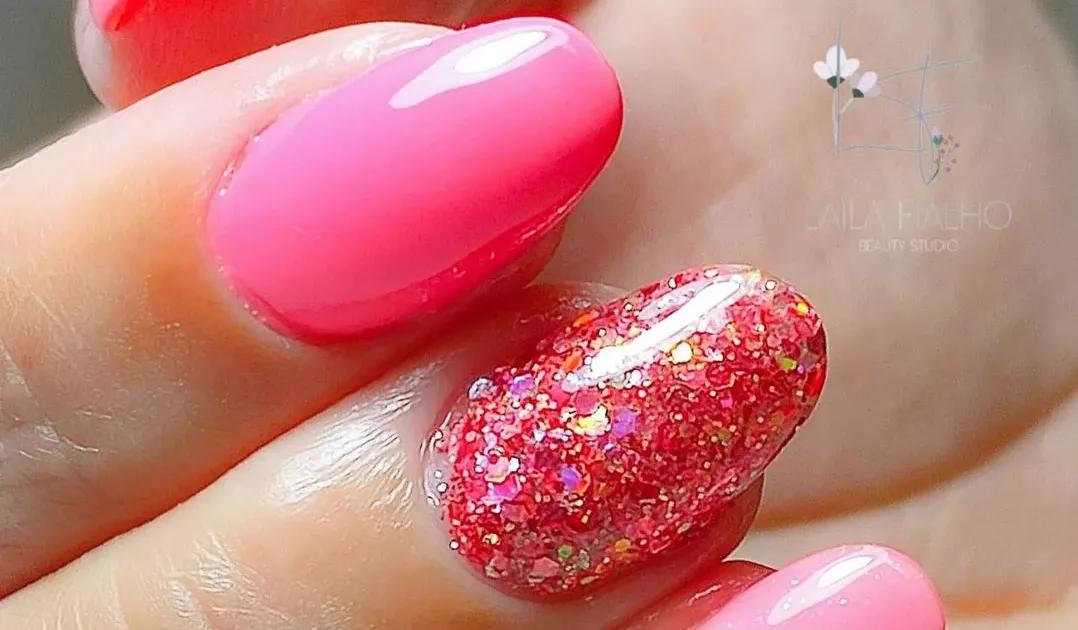 Deslumbre-se com o brilho! Unhas rosas com glitter para quem adora destacar-se em cada detalhe.