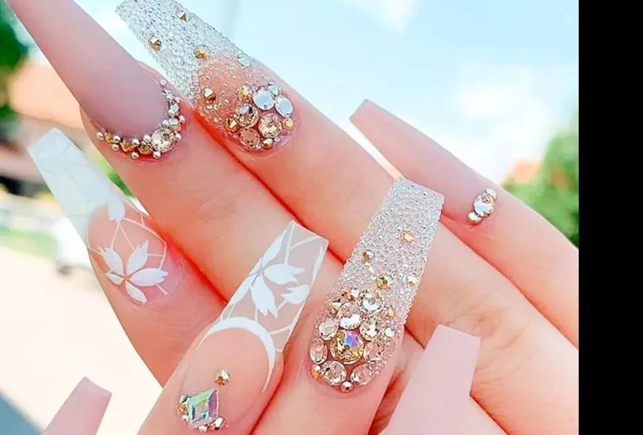 Elegância que brilha! Unhas rosas com pedras e strass para um look luxuoso e deslumbrante.