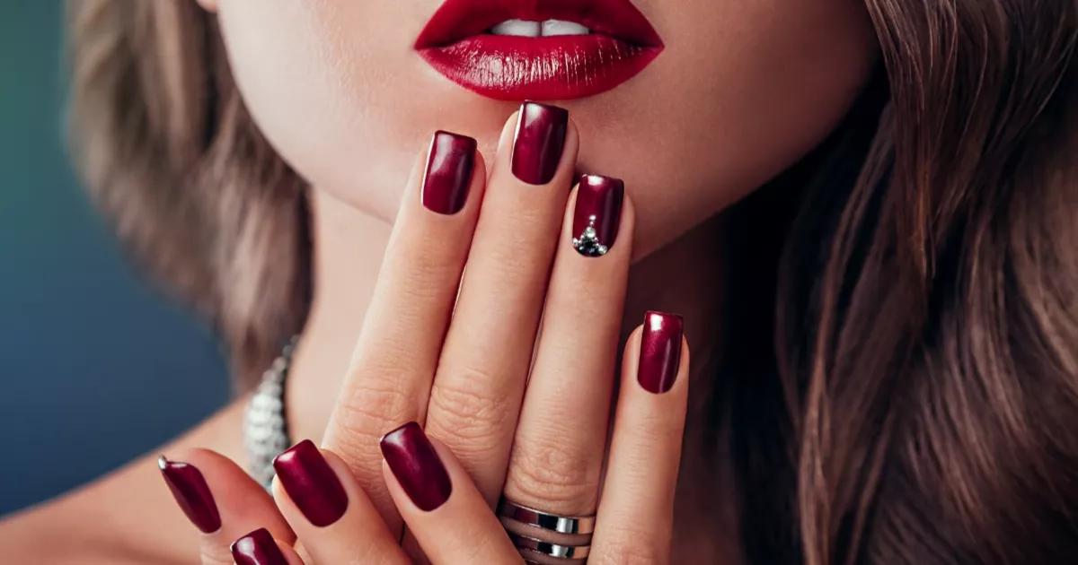 Brilhe com intensidade! Explore o charme das unhas vermelhas com efeito metalizado e adicione um toque glamouroso ao seu estilo. 