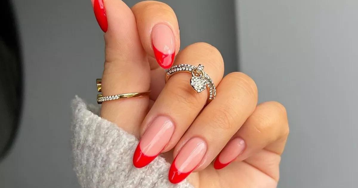 Elegância com um toque clássico! Unhas vermelhas com francesinha delicada para um look sofisticado e atemporal.