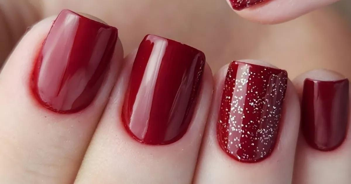 Mistério e poder em cada unha. Vermelho e glitter? Uma combinação explosiva que só eu entendo. Prepare-se para ser notada!