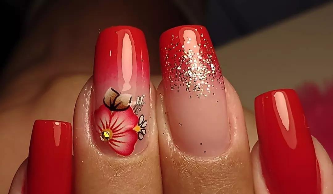 O vermelho nunca sai de moda, mas com glitter, ele ganha um novo nível de poder. Quem vê, admira. Quem usa, arrasa! 