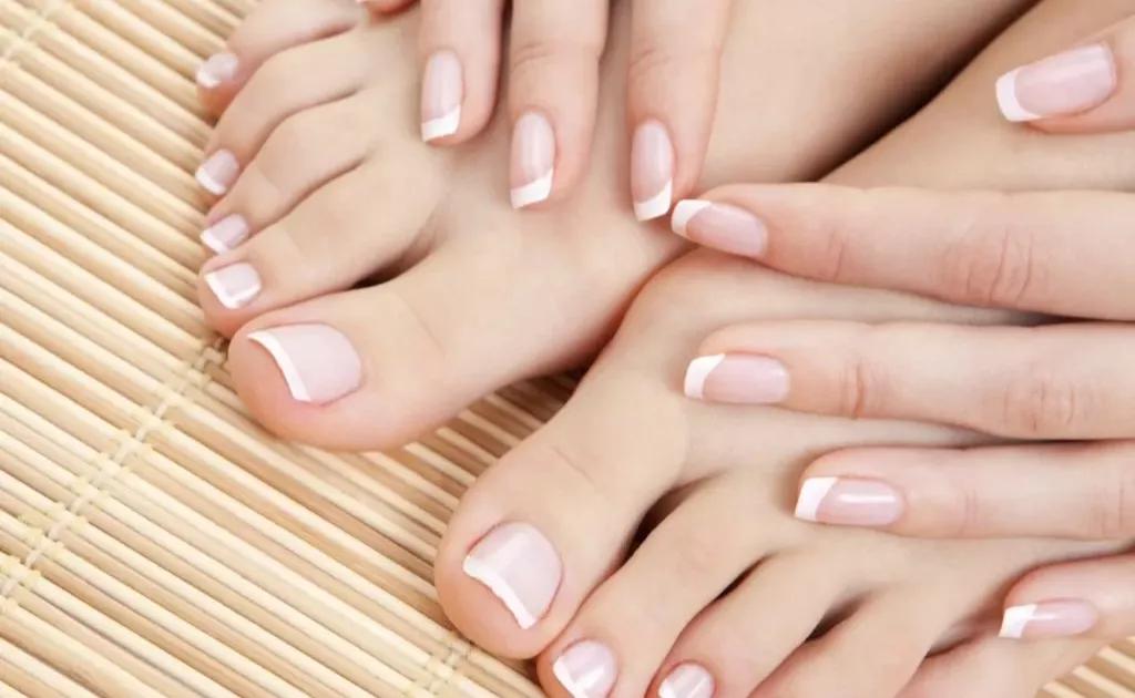 Cuide das suas mãos com carinho!  A inflamação nas unhas pode ser tratada. Consulte um dermatologista e siga as orientações médicas para ter unhas saudáveis e bonitas.