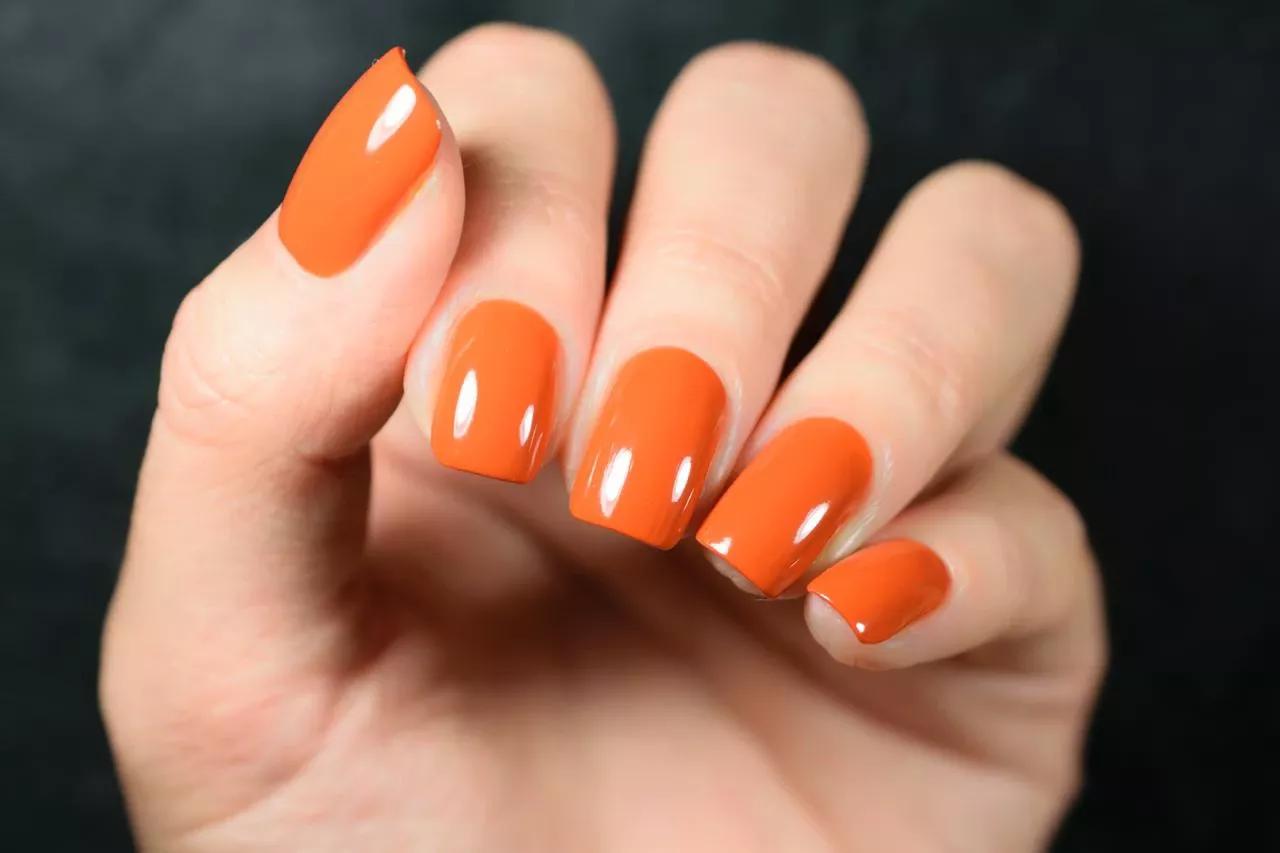 Laranja vibrante, a cor da alegria e da energia. Unhas que transmitem otimismo e bom humor. 