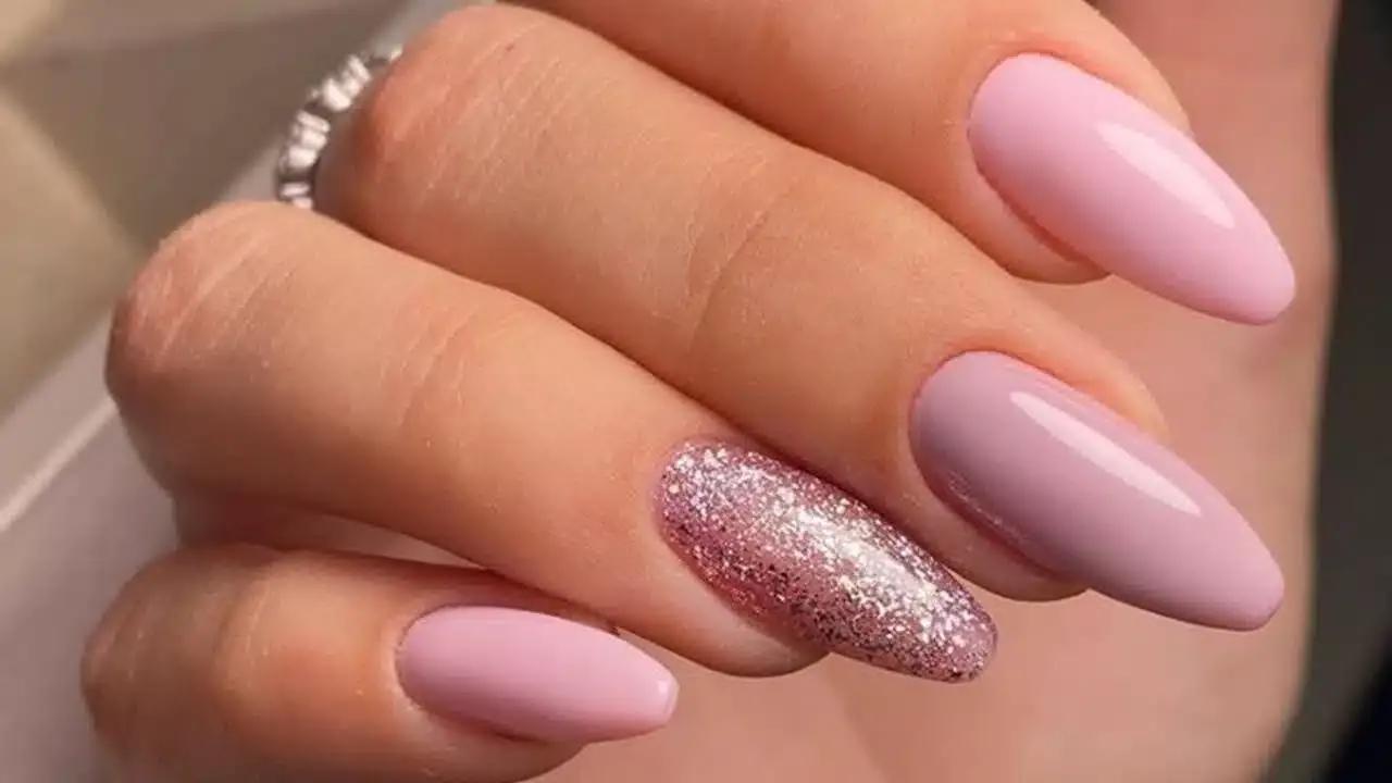 Rosa claro, a delicadeza em forma de esmalte. Unhas que transmitem feminilidade e romantismo