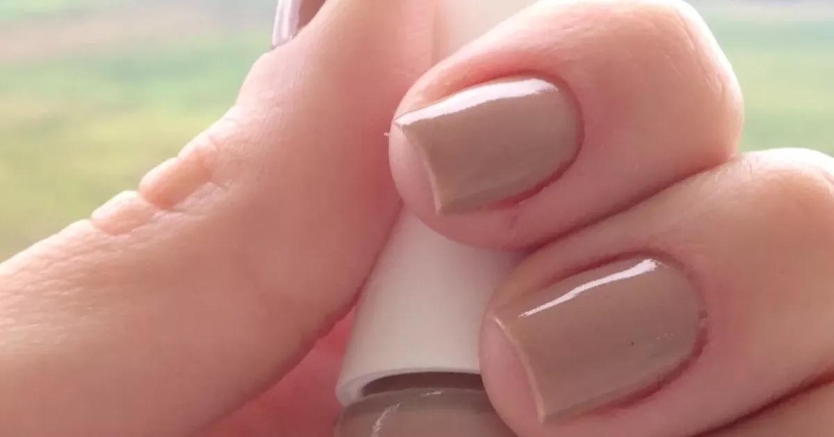 Elegância atemporal: Unhas nude: o básico que nunca sai de moda.