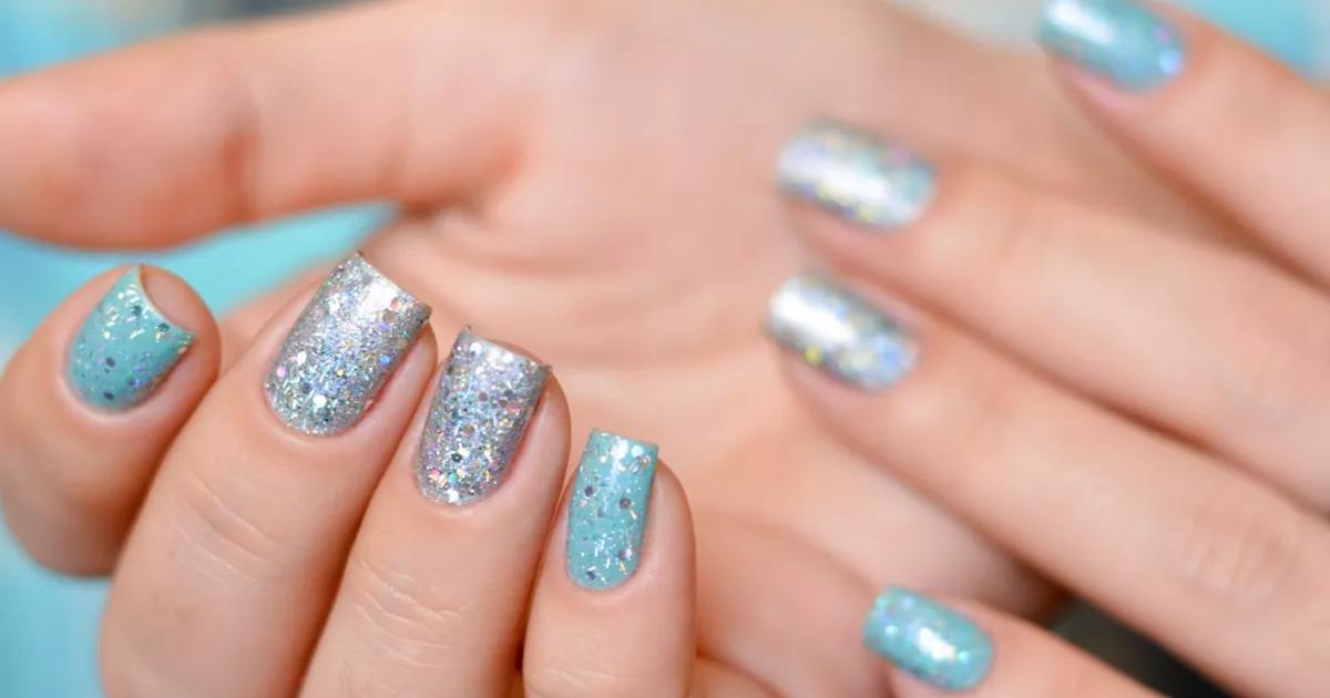 Unhas pratas para combinar com azul marinho? Sim, por favor! 