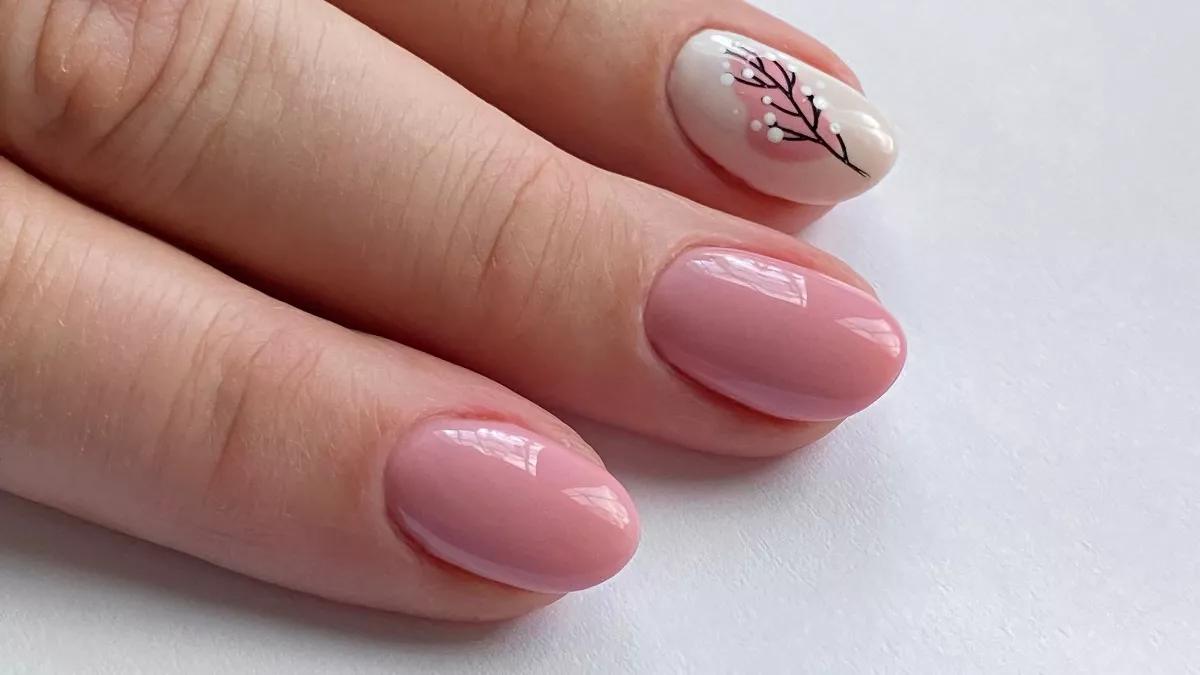 Nude elegante, atemporal e chic. Unhas discretas que falam por si só. 