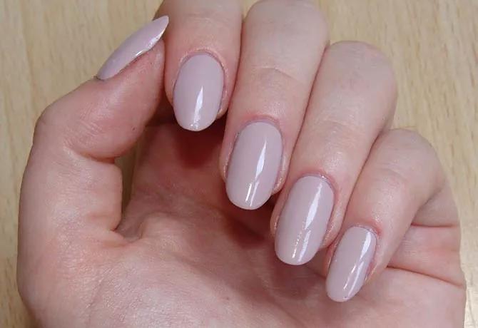 Elegância em cada detalhe! Vestido fúcsia + unhas nude = combinação perfeita para qualquer ocasião.