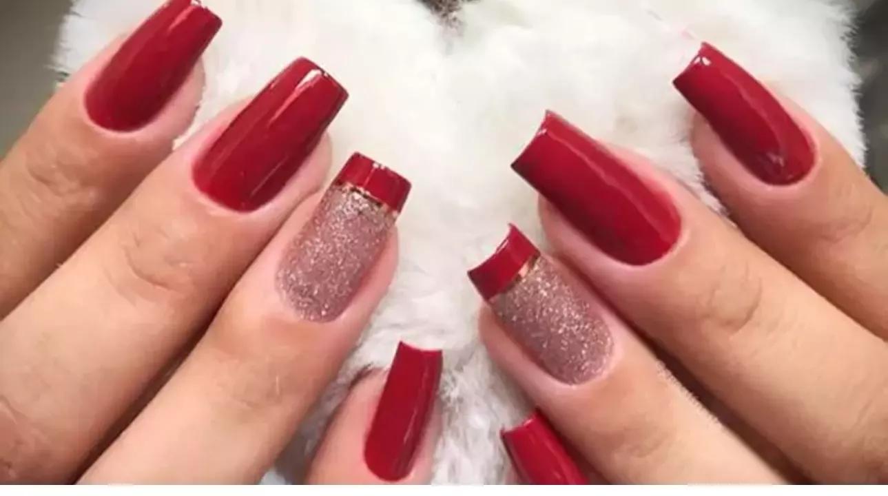 Vermelho e fúcsia: uma dupla de impacto! Unhas poderosas para uma noite inesquecível.